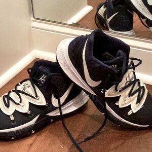 Kryie Irving Basketball Shoes, Size 8.5, Navy and White